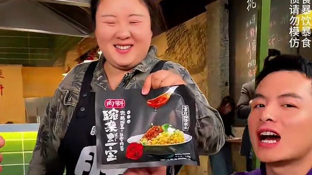 东北帅哥挑战1斤小面，不愧是东北老爷们，这吃面实力杠杠滴！#重庆小面 #重庆美食 #这一碗好过瘾