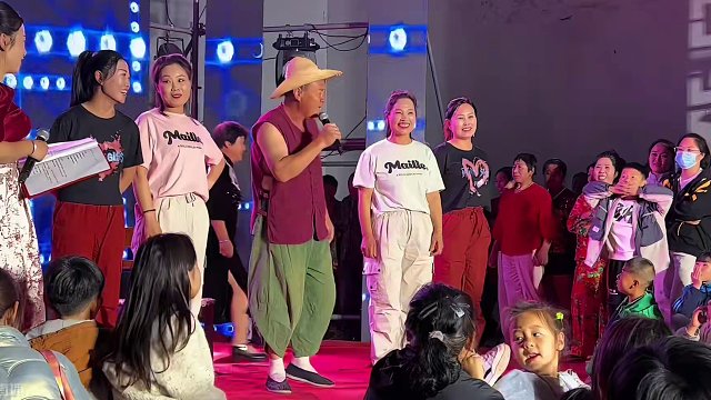 村晚舞台上的接地气表演嗨翻了~