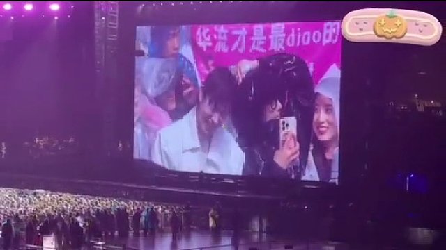 周杰伦粉丝慎点……#周杰伦 去后台把自己外套给杰迷穿……#周杰伦演唱会 #周杰伦杭州演唱会