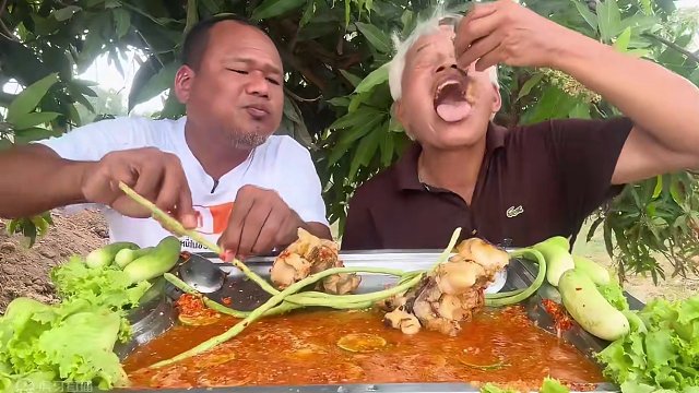 老丈人满眼全是美食，一口一嘴油，大牛蹄真是软糯鲜香 #户外美食 #牛蹄 #咀嚼音解压 #咀嚼音