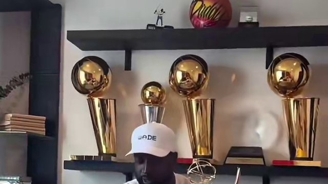 韦德谈出战巴黎奥运会的美国男篮：虽然有詹姆斯库里和杜兰特，但不能掉以轻心！ #韦德 #美国男篮 #N