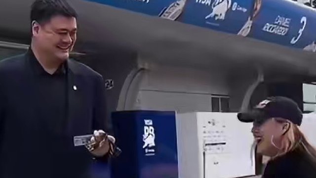 上海F1大奖赛场边众星云集，两代人的体育偶像姚明和谷爱凌合影！ #姚明 #谷爱凌 #NBA