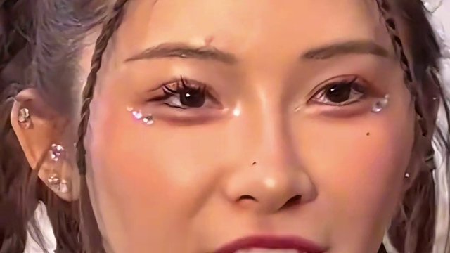 吴艳妮非常爱美，每次比赛都要化妆，可惜这次成了倒数第一