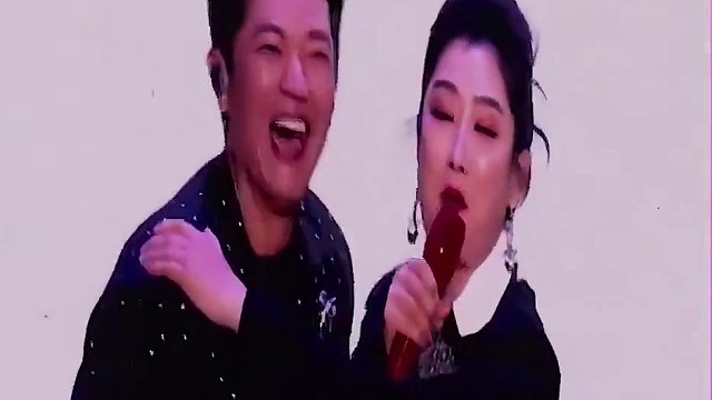 凤凰传奇演唱会嗨翻了，两人跳起恰恰舞，热度直接拉满啊！ #玲花 #曾毅 #演唱会 #跳舞 #许美静