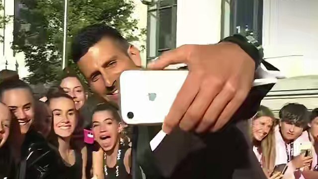 #2024劳伦斯奖 正在西班牙马德里举行，呼声最高的德约科维奇携妻子小伊一起出席，被粉丝包围啦～#劳