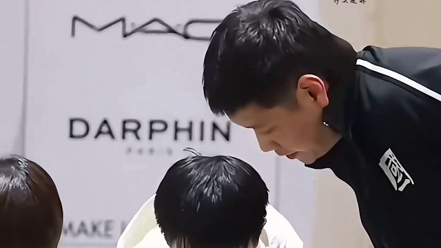 莎宝撒娇名场面，最后大头竟也被传染了，也学会撒娇了，太可爱了。#万物皆可挂闲鱼 #孙颖莎