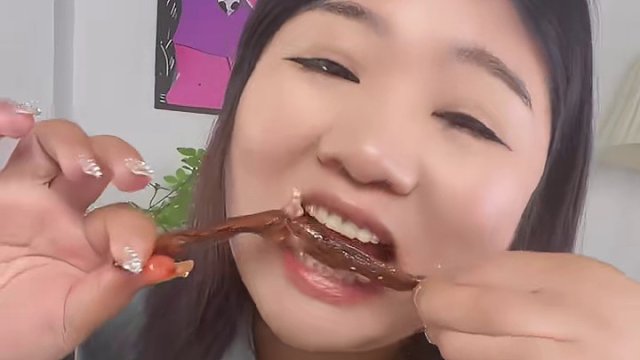 每一根鸭翅裹满了辣油和芝麻！香香辣辣的，肉质紧实有嚼劲！#鸭翅#湖南特产美食#追剧小零食推荐