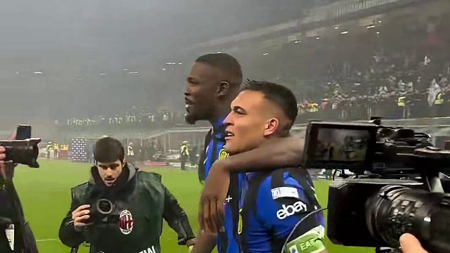 一高一快！国米提前5轮夺冠
赛后劳塔罗骑在图拉姆脖子上庆祝