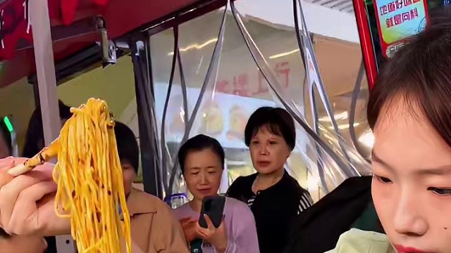 天！明明就是“怎么能吃兔兔”那种清纯甜美的长相，又高又瘦，居然挑战20两小面#重庆小面 #这一碗好过