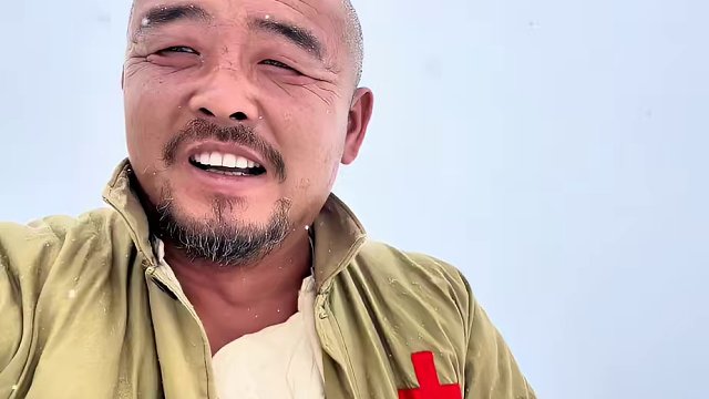 沙和尚翻越东达山困难重重，下大雪路太滑根本上不去，太难了#防滑链 #风雪 #雪天打滑 