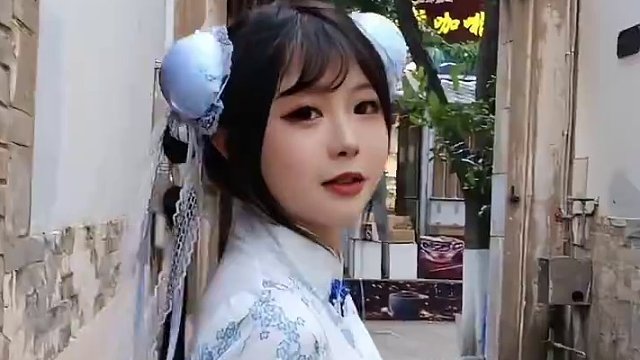 昆明老街不知道怎么拍？这样拍真的很出片！ 太好看了老婆们#昆明 #中华风 #中华娘 #宝宝辅食 #1