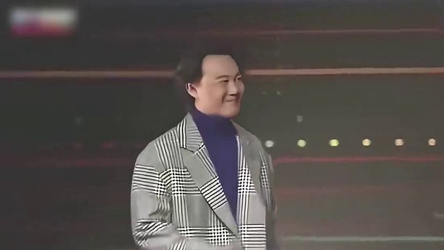 韩国颁奖礼，陈奕迅一首《浮夸》惊呆韩国观众，现场万人合唱 