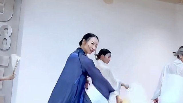 肆意挥洒的扇子太爱了 #国风古韵 #戴萍编舞 #新国风的氛围感拉满了 【泱泱】