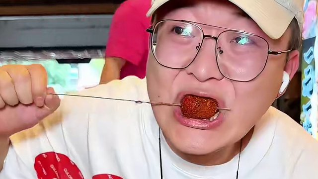 贵州街头火爆的铁签烤肉，我居然在成都吃到了，老板只卖三样菜，全部一元一串，真的让我这种想吃又去不了贵