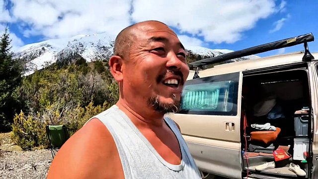 沙和尚来到然乌湖周围雪山环抱，在湖里喝白加啤吃毛牛肉，真得劲#川藏旅行 #一人一车自驾游 #然乌湖 