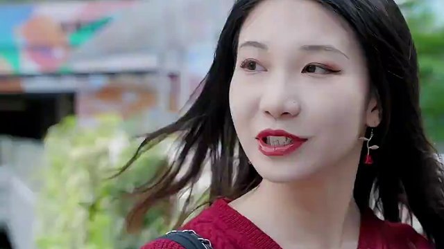 小姐姐街头卸完妆挑战摄影小哥化妆，结果