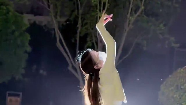 当花学会照镜子，世界就又盛开一朵花。#古典舞#古风#迷雾氛围舞挑战#在迷雾中等一个回答