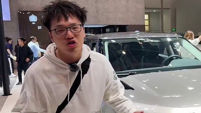 只换个“皮肤”配色 路虎全新极光L盖选燃油版还是插混？