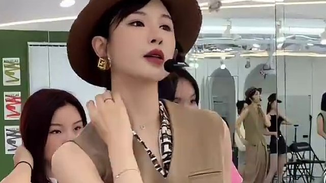 素人变拍照达人！休闲风拍照姿势 #模特培训 #拍照pose #拍照