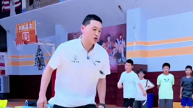 #篮球 #日常训练 #一分钟干货教学 
结合灵敏圈道具强化脚步
｜宽姿态前后上步滑步移动
｜横向移动