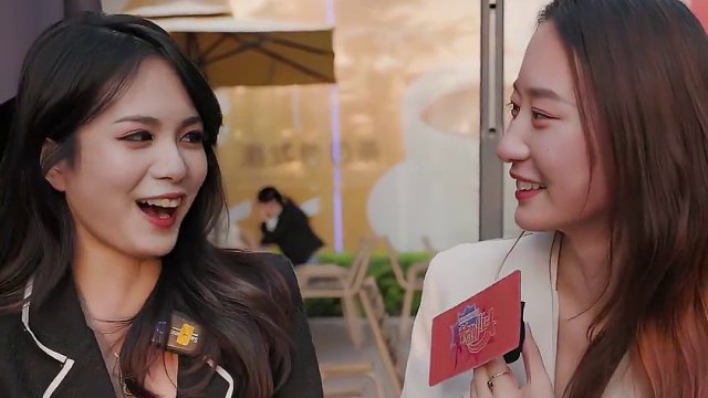 美女街头卸妆，挑战素颜跟男友视频，男友一语惊人