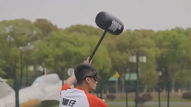 “妈见打”系列开启新挑战，“尖叫鸡蒙眼挑战”笑料百出！ 
“我是谁？我在哪？是谁在打我？”东蛋风钰赛