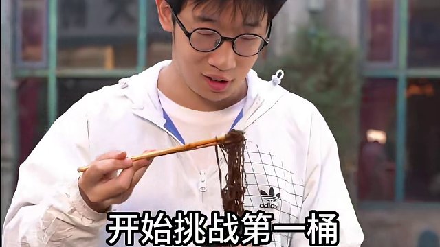 辣哭了高情商发言：眼睛出汗了 #鬼椒面挑战 #速食美食 #吃辣挑战