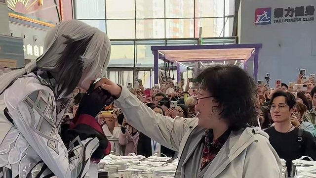 老妈的第一次漫展，就是跟卡琳娜互动 #原神石家庄  #卡琳娜  #仆人  #原神枫丹 #原神仆人