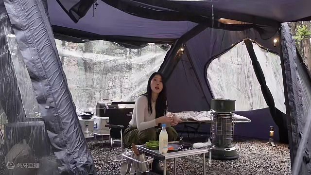 雨中露营（壹）
离开城市的喧嚣，在林中听着滴答的雨声，仿佛世间只剩自己一人~
 #露营 #雨中露营 