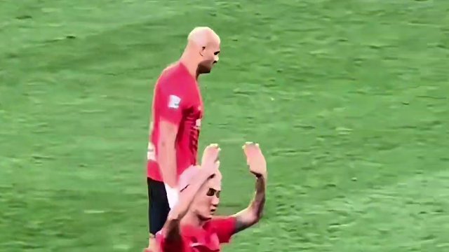 有情有义！韦世豪任意球折射入网
面对旧主进球后拒绝庆祝#dou来足球季 #韦世豪 #成都蓉城 #武汉