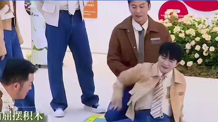 #周深 的腰也太硬了吧，钢板也不过如此吧#奔跑吧#酷看奔跑