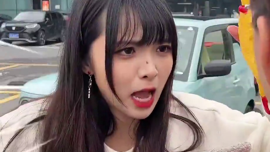 续航200还有快充的熊猫mini，谁能不被这样的萌宠外观治愈呢~