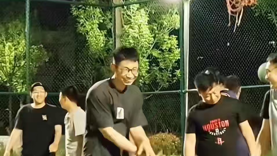 这是什么打法？用一句话来形容他的球风。#篮球 #骚操作 #招牌动作