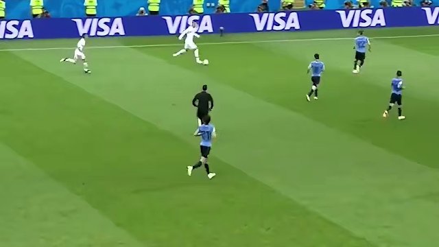 足坛的暖心时刻，#C罗 搀扶受伤对手下场。#一起看七星