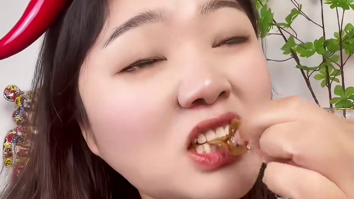 湖南的零食也太辣了吧！！这个香辣鸭脆肠QQ弹弹！卤的也相当入味,太过瘾了！！#鸭肠#鸭脆肠#解馋小零