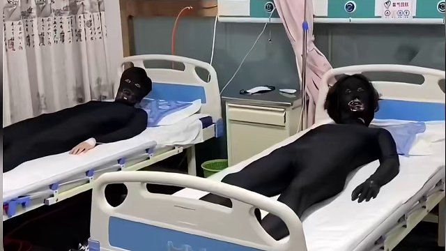 两位小哥获得了隐身术，但代价是进医院