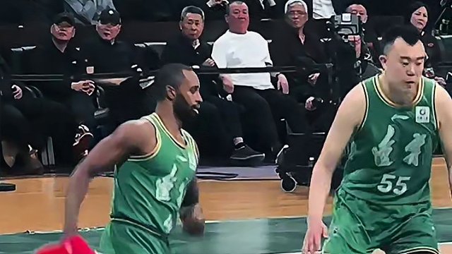 大韩真善良啊！看不下去了善意提醒别往地上倒了！地上凉！#韩德君