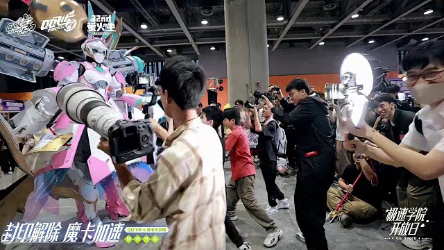 DJ同台表演？机甲天团跳舞？这才是二次元音乐会！快快跟着橘妹，一起感受来自漫展的快乐激情气氛吧！#五