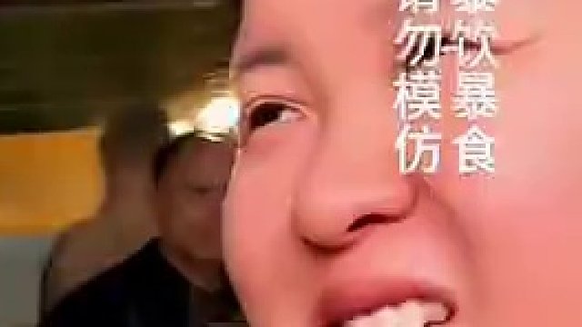 网红看多了偶尔看看平民老百姓，平常吃辣很凶的姐姐挑战辣得笑，这也太接地气了！#重庆美食 #重庆小面