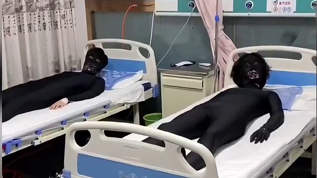 两位小哥获得了隐身术，但代价是进医院