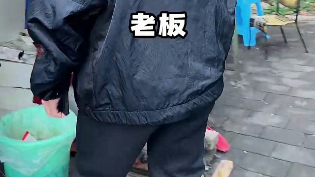 重庆梯坎上惊现现淋现浇的水煮牛肉面，一碗浓香麻辣的特色早饭，解锁山城味道的新体验。#美食分享 #重庆