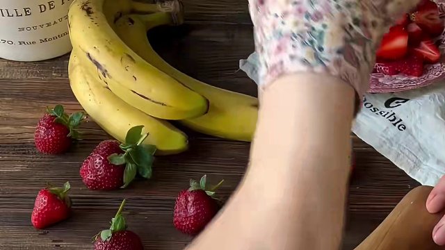 「巧克力水果披萨」Chocolate Fruit Pizza 披萨面团：（2个披萨）
500 克 面