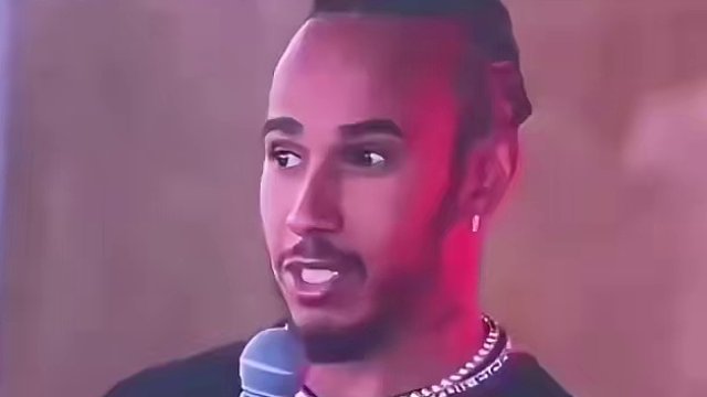 排位赛汉密尔顿内线强超后四车相撞，阿隆索气炸了，说汉密尔顿毁了很多人的比赛。老汉说：明天正赛1号弯我