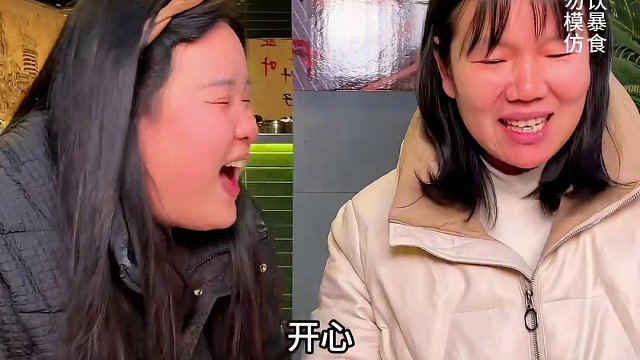 胖妹亲妈来挑战？这不像母女是姐妹吧！#这一碗好过瘾 #重庆美食 #哎呀妈呀太香了