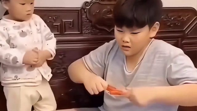 熊孩子的迷惑操作，高能爆笑。