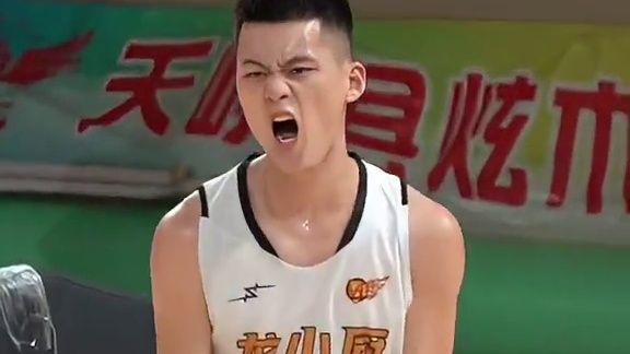 龙小厨13号胡祖昀
在最后一节的关键2+1
带领队友成功反击
2024年天峨县炫木第六届青少年篮球联