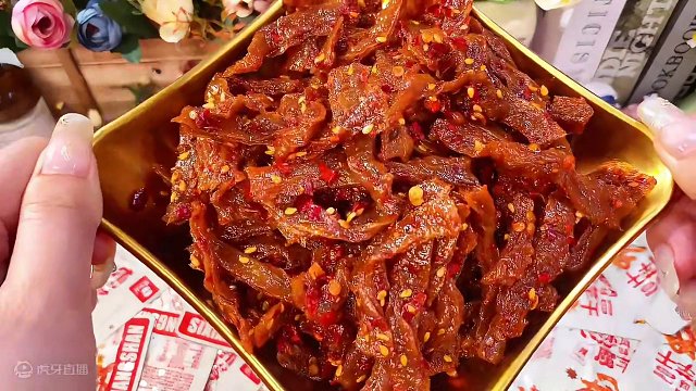 平时跟男朋友抢着吃的长沙特产魔芋干，香香辣辣，嚼劲十足！各位辣友们，走过路过千万不要错过啦！#辣条 