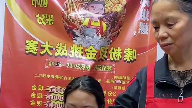 贵州美女挑战3两螺蛳粉，竟然还要加辣？她能挑战成功吗？#螺蛳粉