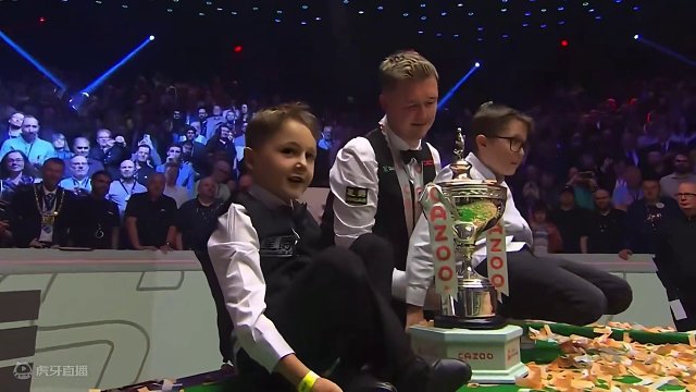 凯伦·威尔逊与家人捧杯时刻！2024斯诺克世锦赛冠军！#凯伦威尔逊 #2024斯诺克世锦赛 #捧杯时