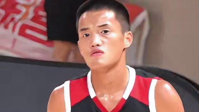 天峨县滨江酒店7号韦振佳
强力强突 直接打2+1
2024年天峨县炫木第六届青少年篮球联赛 高中组决